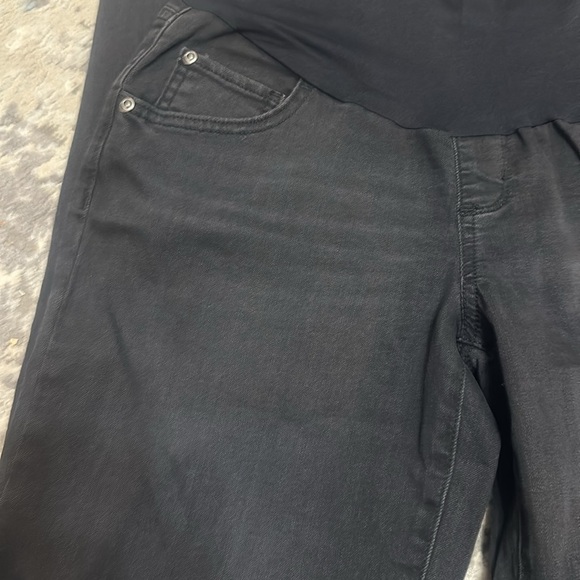 Maternity Over-The-Belly Cropped Straight-Leg
Jeans - Picture 5 of 8
